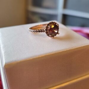 Elegant Gold-Tone Gemstone Ring